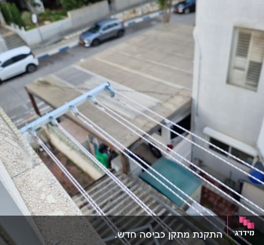 חבלי כביסה מותקנים על מתקן חיצוני
